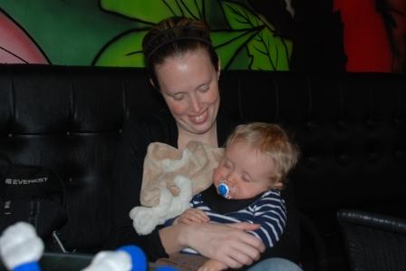 DSC_0640 En liten kille som somnade i mammas famn